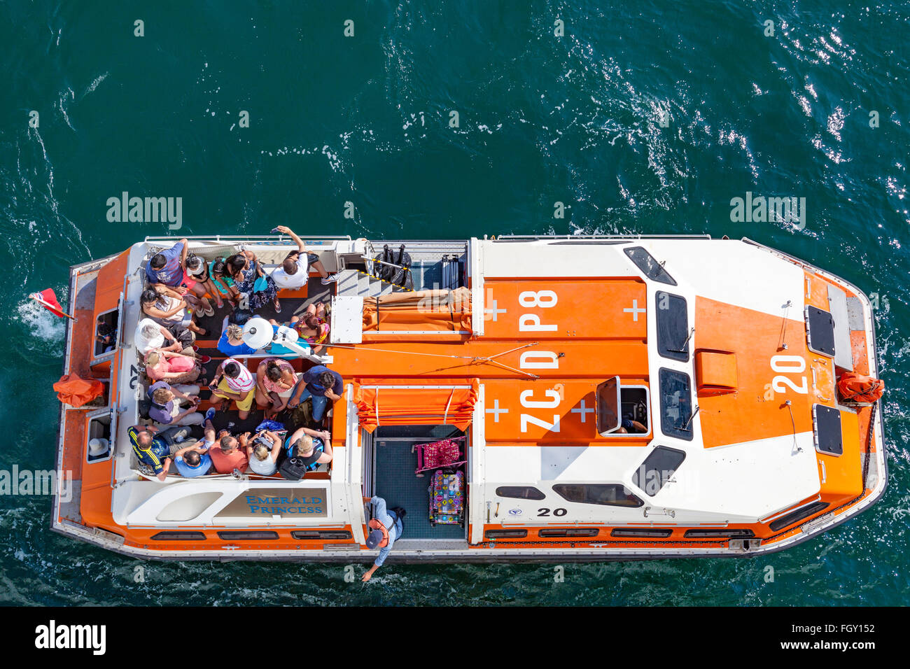 Touristen an Bord eines Lebens Boot zart Rückkehr zu ihrem Kreuzfahrtschiff Stockfoto