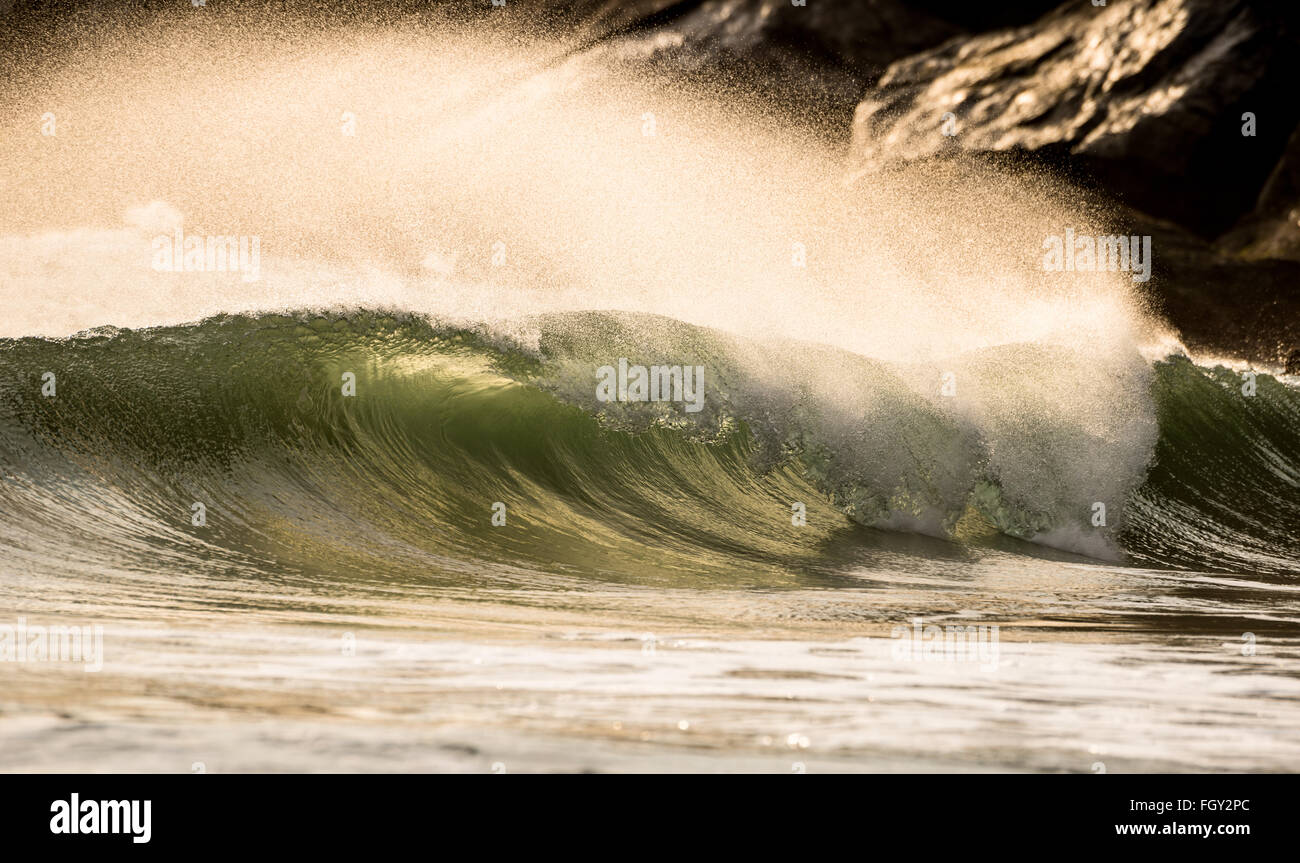 Eine hohle Welle bricht an einem Strand in der Nähe von Sao Paulo. Stockfoto