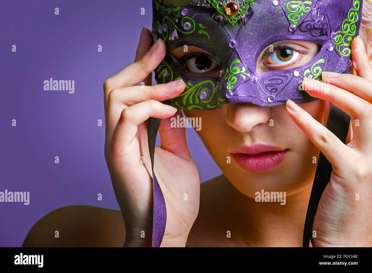 junge Dame mit einer bunten Augenmaske auf ihr Gesicht Stockfoto