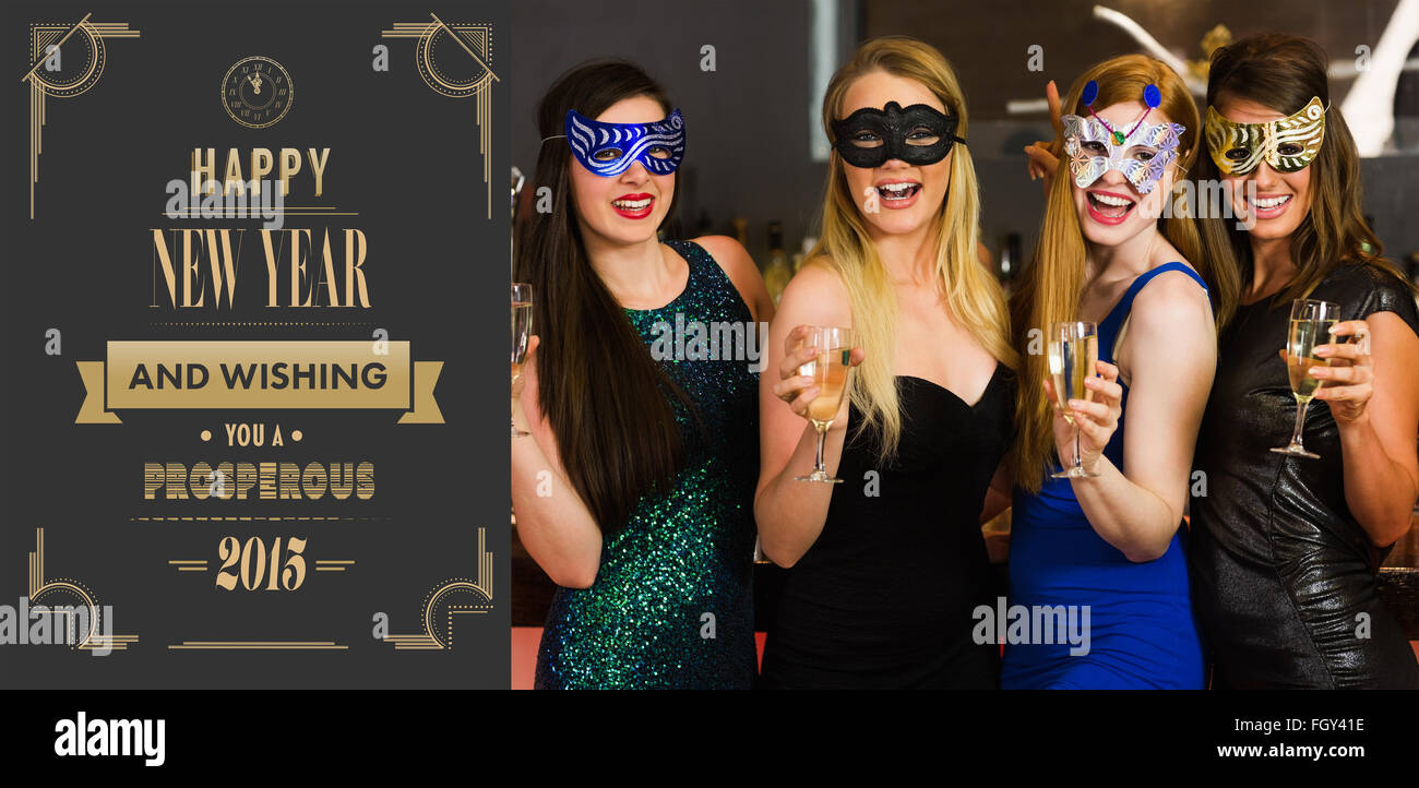Zusammengesetztes Bild des Lachens Freunde tragen Masken Holding Champagner Gläser Stockfoto