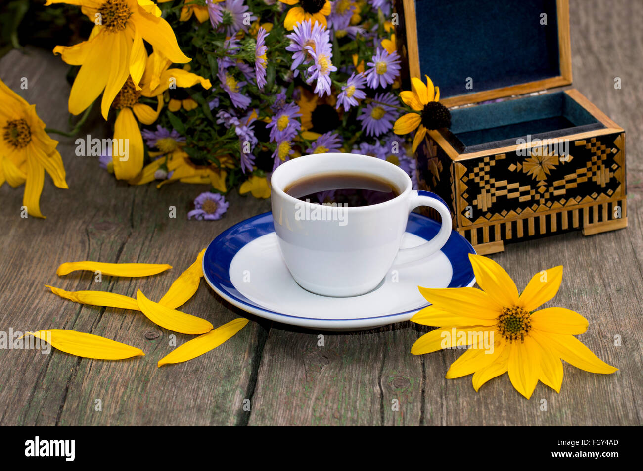 Bouquet von wilden Blumen, Kaffee, Sarg und gelbe Blütenblätter, Stillleben Stockfoto