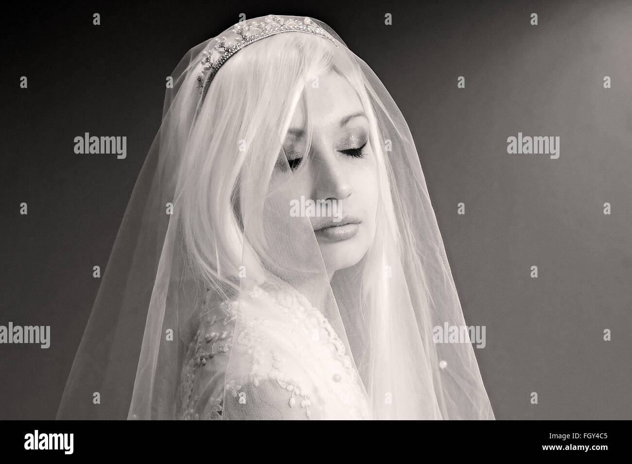 Porträt der Braut unter Schleier mit geschlossenen Augen hautnah Stockfoto
