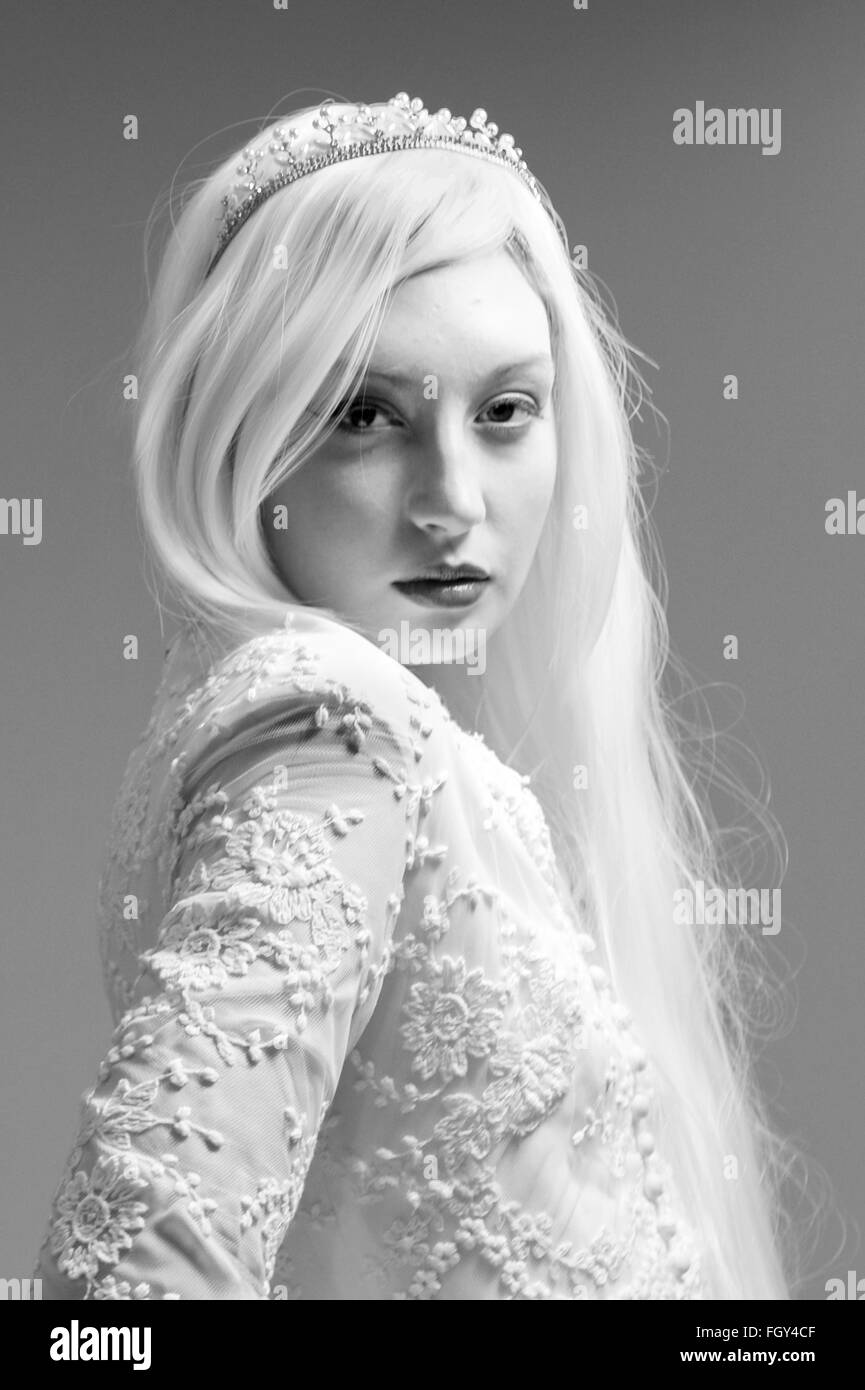 Seite Ansicht Porträt von Brust mit weißen Haaren und Kleidung Stockfoto