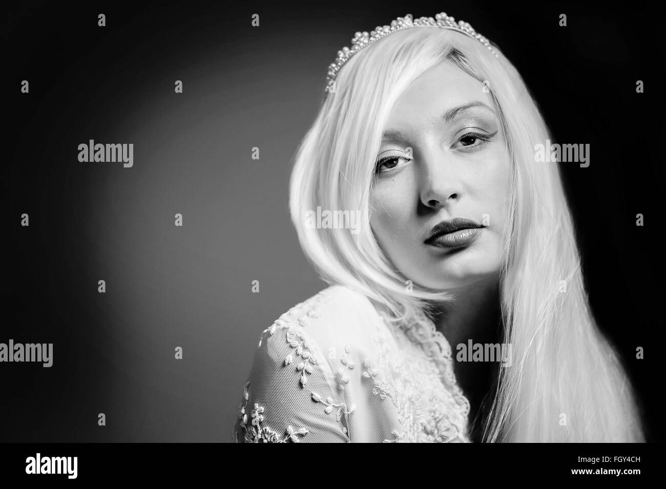 Mädchen Mit Schwarzen Haaren Und Weißem Kleid www.alamy.de