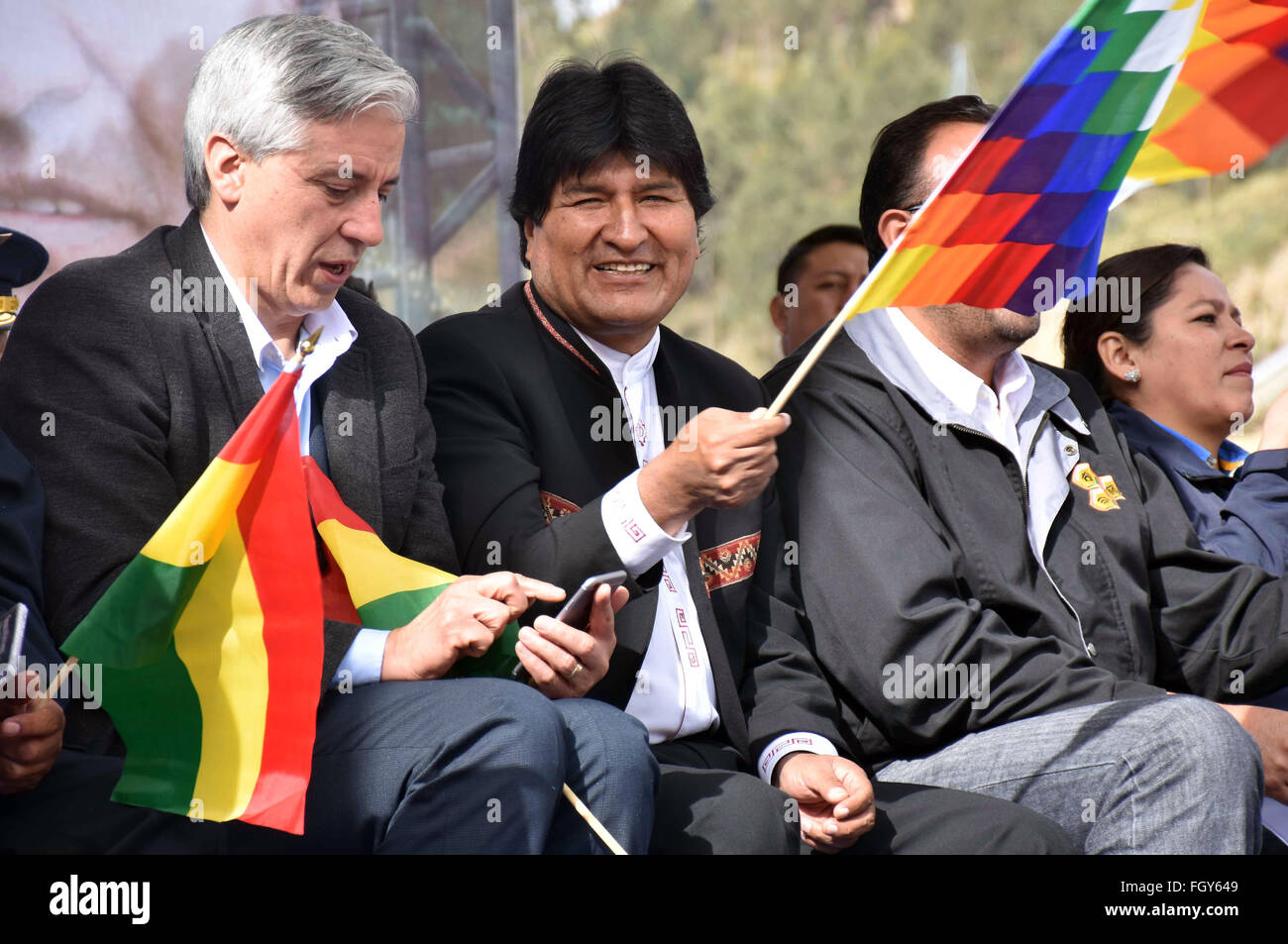 La Paz, Bolivien. 22. Februar 2016. Boliviens Präsident Evo Morales (2.-L) und Vice President, Alvaro García Linera (L), nehmen Teil, während der feierlichen Unterzeichnung des Vertrags Unterzeichnung zwischen bolivianischen Highway Administration (ABC) und der Firma Levon, in La Paz, Bolivien, am 22. Februar 2016. Boliviens Präsident Evo Morales wurde eingerichtet, um sein Gebot für eine vierte Amtszeit in Folge verlieren, vorläufige Ergebnisse des Referendums am Sonntag zeigten. Bildnachweis: Enzo De Luca/Xinhua/Alamy Live-Nachrichten Stockfoto