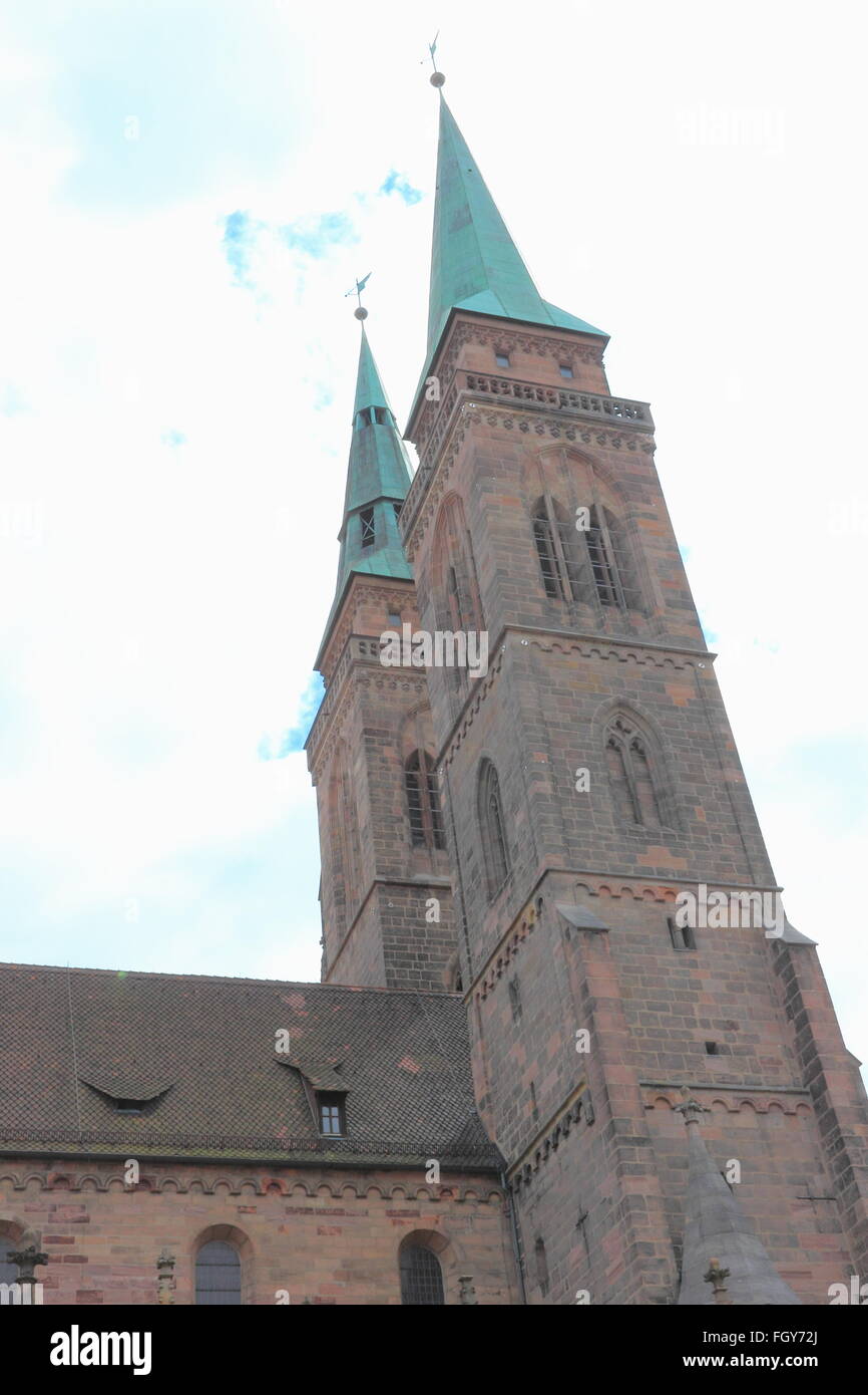 Zwei Türme von St. Sebaldus-Kirche (St. Sebald, Sebalduskirche) in Nürnberg, Deutschland Stockfoto