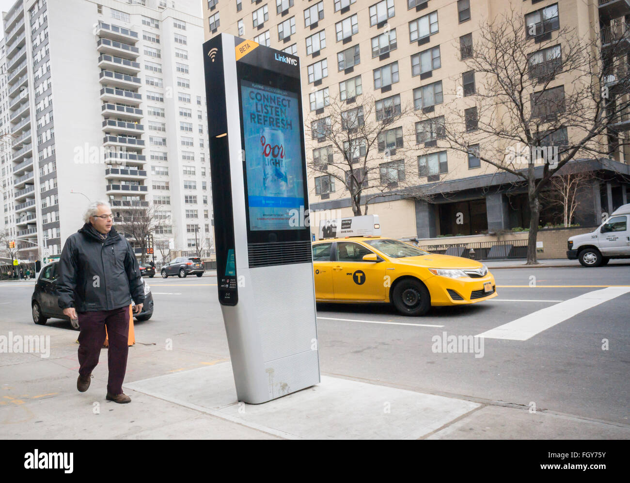 LinkNYC Kiosk ermöglicht Zugriff auf das Internet in New York auf Samstag, 20. Februar 2016. Mehr als 7500 Kioske sind zu installierten ersetzen Stand allein Münztelefon Kioske bieten kostenfreies WLAN, Internet-Zugang über einen Touch-Screen, Telefon geladen und kostenlos telefonieren. Das System soll durch Werbung auf den Seiten der Kioske unterstützt werden. (© Richard B. Levine) Stockfoto