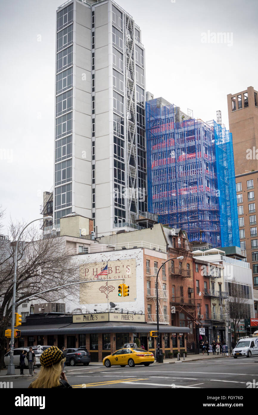 Der SE Ecke Bowery und West 4th Street in East Village in New York auf Samstag, 20. Februar 2016 zeigt den Kontrast zwischen den älteren Gebäuden und der neueren Hochhaus gebaut. (© Richard B. Levine) Stockfoto