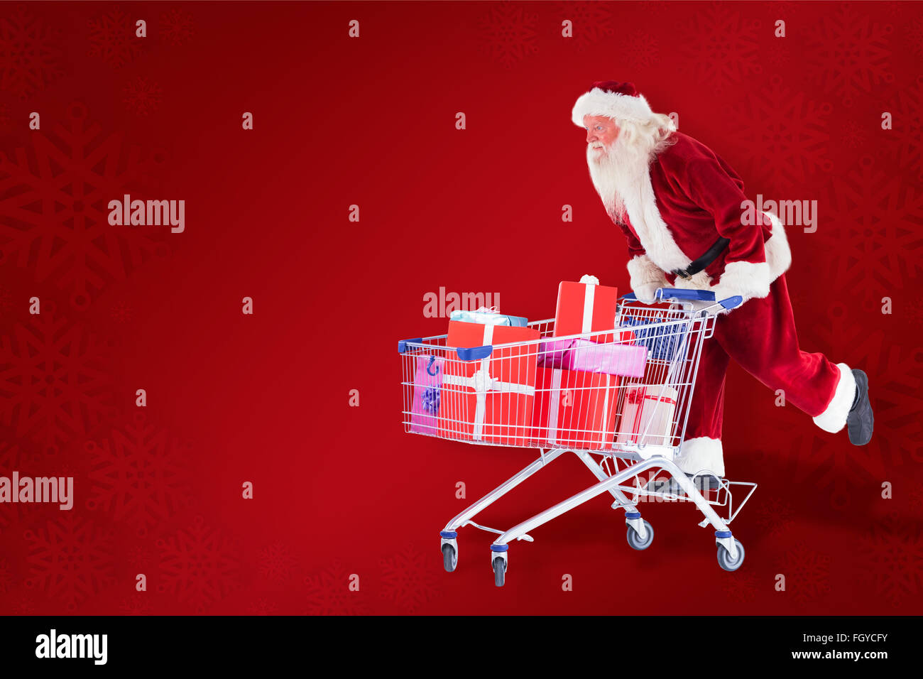 Zusammengesetztes Bild von Santa schiebt einen Einkaufswagen Stockfoto