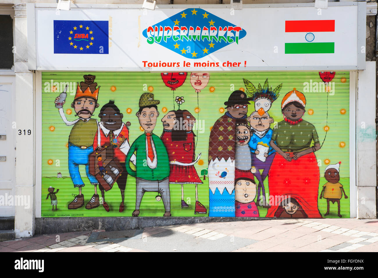 vordere Graffiti Malerei Dekoration Fensterläden Shop Stockfoto