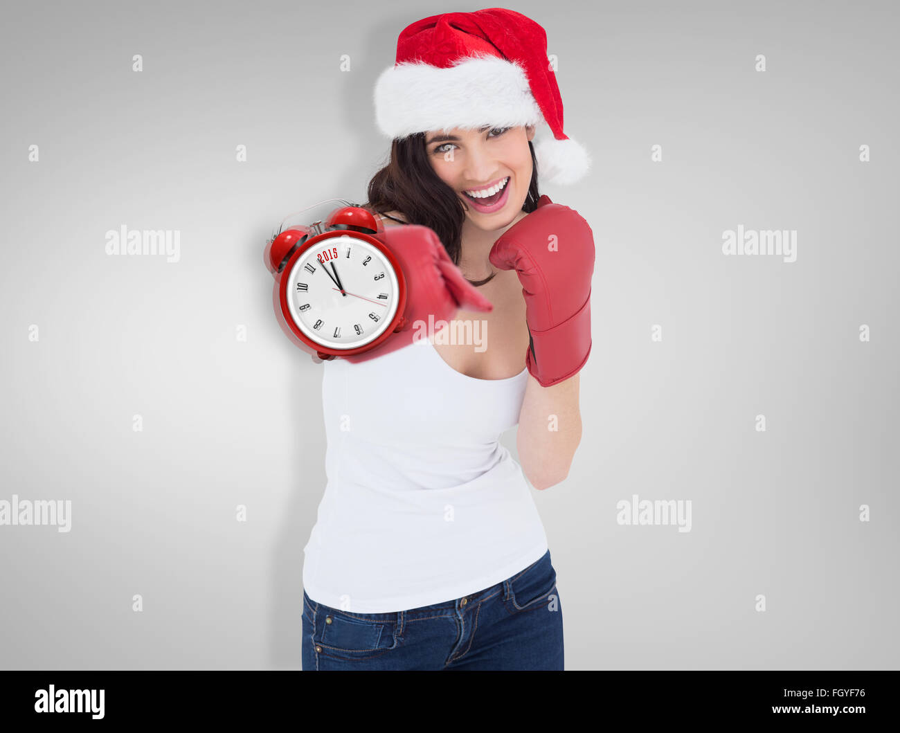 Zusammengesetztes Bild des festlichen Brünette in Boxhandschuhen Stanzen Stockfoto