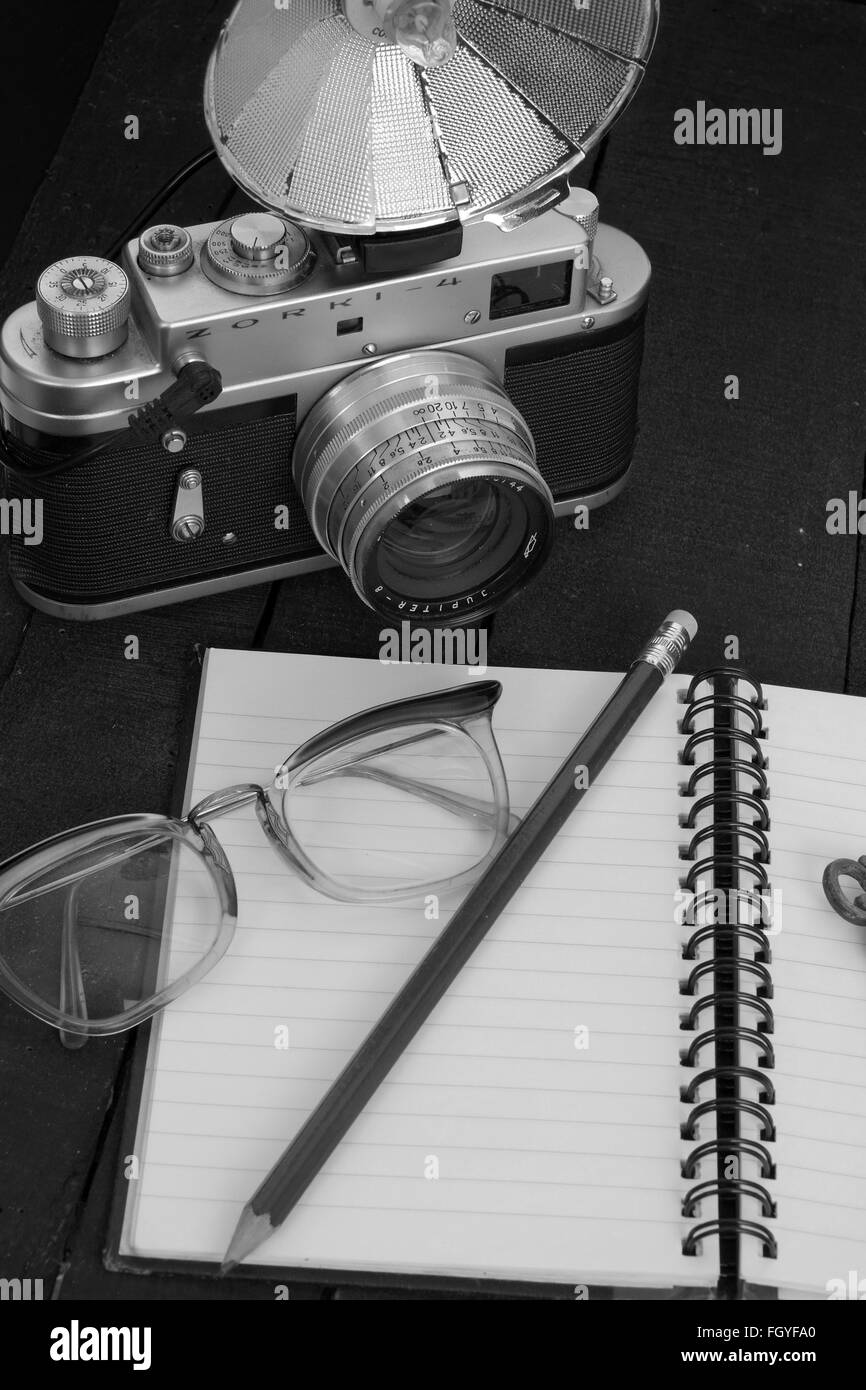 Konzepte von eine Dame Explorer, Notizbuch, alten Film-Kamera, Notizblock und Bleistift. Stockfoto