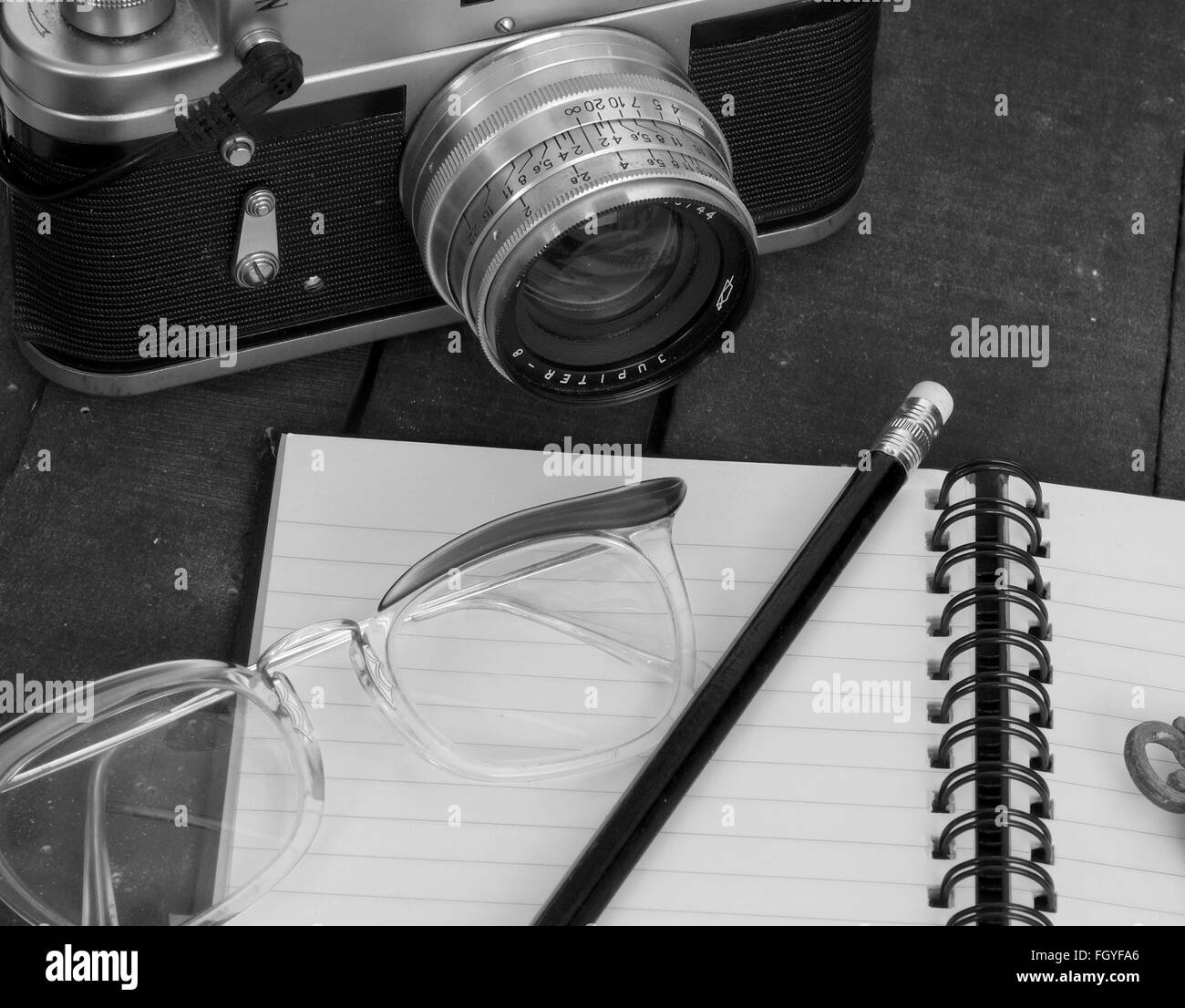 Konzepte von eine Dame Explorer, Notizbuch, alten Film-Kamera, Notizblock und Bleistift. Stockfoto