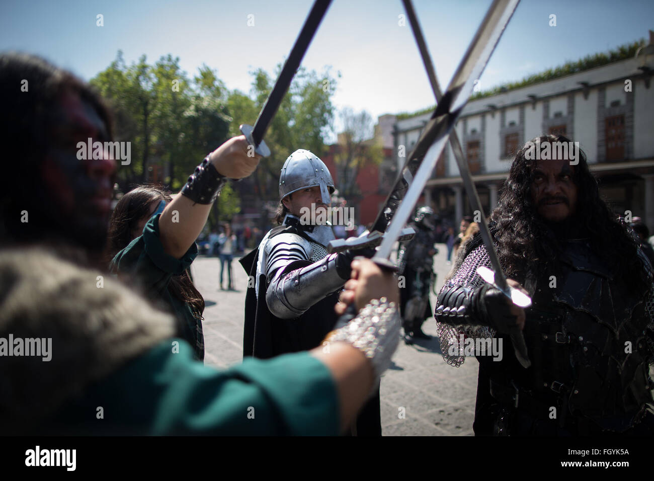 Mexico City, Mexiko. 22. Februar 2016. Bild aufgenommen am 19. Februar 2016 zeigt Darsteller emuliert einen Kampf mit Schwertern vor 5. Marquesa mittelalterliche Festival 2016, um Santo Domingo Platz in Mexiko-Stadt, Hauptstadt von Mexiko, am 22. Februar 2016. Die 5. Marquesa mittelalterliche Festival 2016 statt findet vom 15. April bis 17 im Tal der Nonnen, in La Marquesa, Estado de México. Bildnachweis: Pedro Mera/Xinhua/Alamy Live-Nachrichten Stockfoto