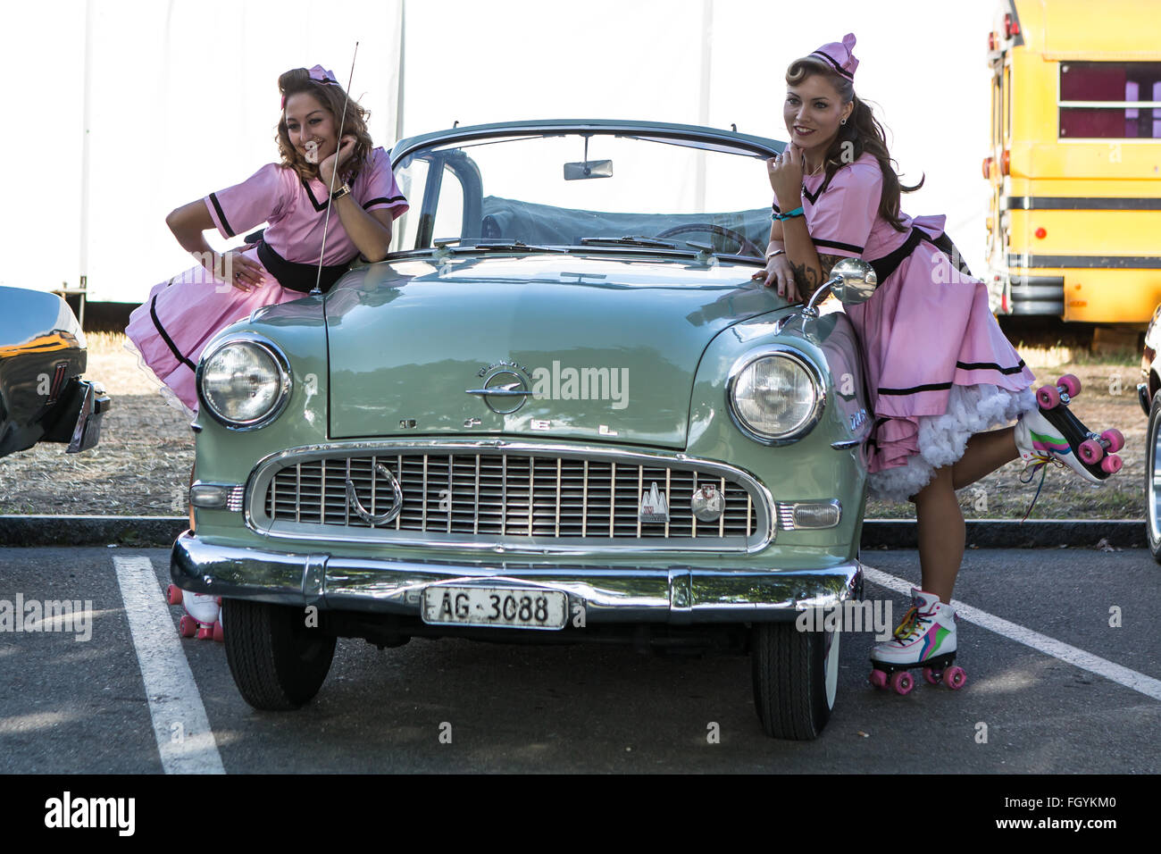 Pin-up Mädchen posiert mit alten Opel Stockfoto
