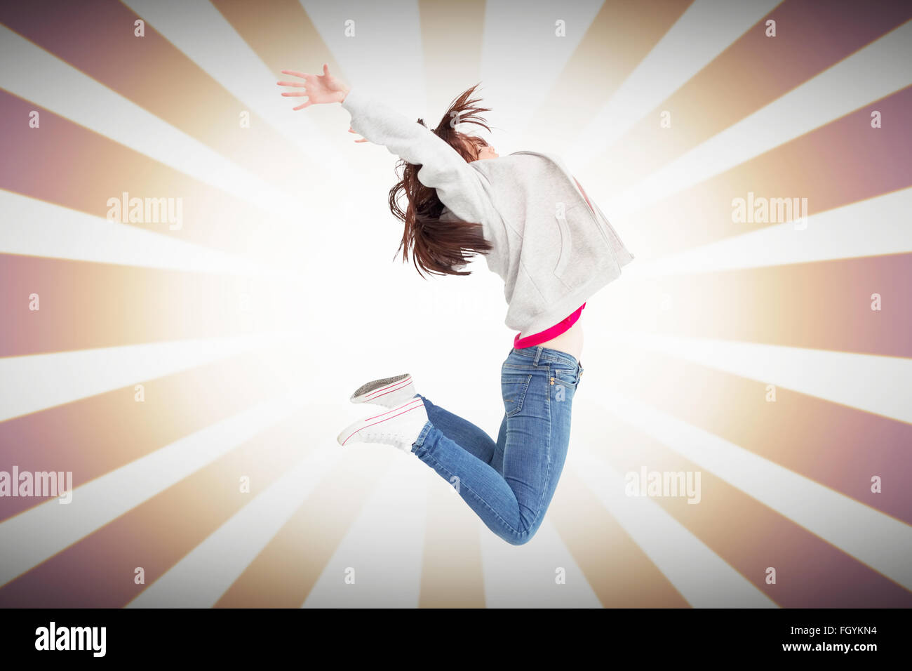 Zusammengesetztes Bild der fröhliche junge Frau springen Stockfoto