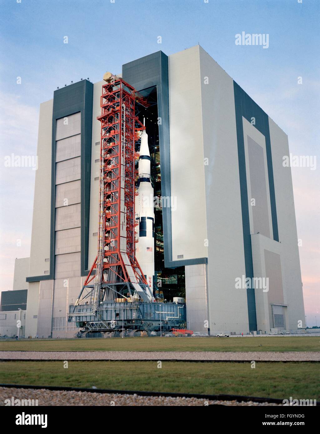 Die Saturn V Rakete mit der Apollo-14-Raumschiff fährt das Vehicle Assembly Building durch den Crawler Transporter Startrampe a am Kennedy Space Center 9. November 1970 in Cape Canaveral, Florida. Die Apollo-14 ist eine Mondlandung Mission zum Mond. Stockfoto