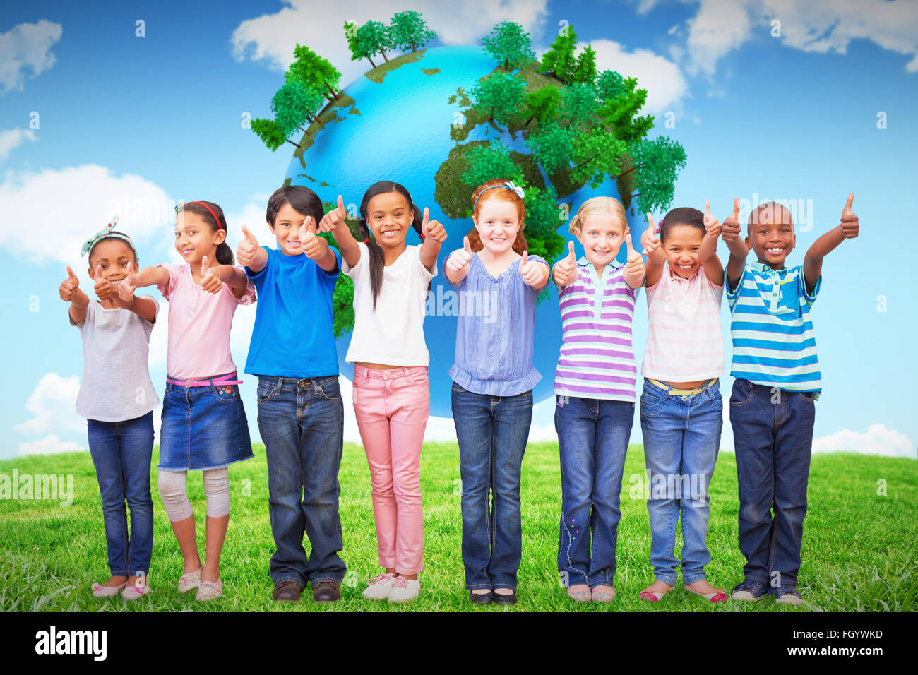 Zusammengesetztes Bild der niedlichen Schüler lächelnd in die Kamera im Klassenzimmer Stockfoto