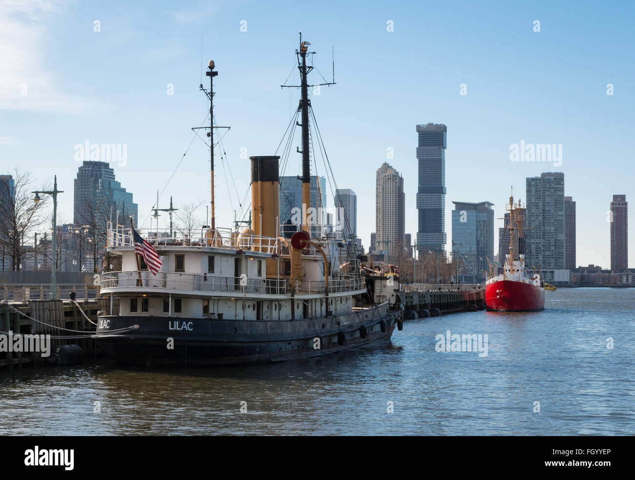 Lila Dampf Boot am Pier 25 in Tribeca auf dem Hudson River, New York, ist ein altes Leuchtturm zart Schiff. Stockfoto