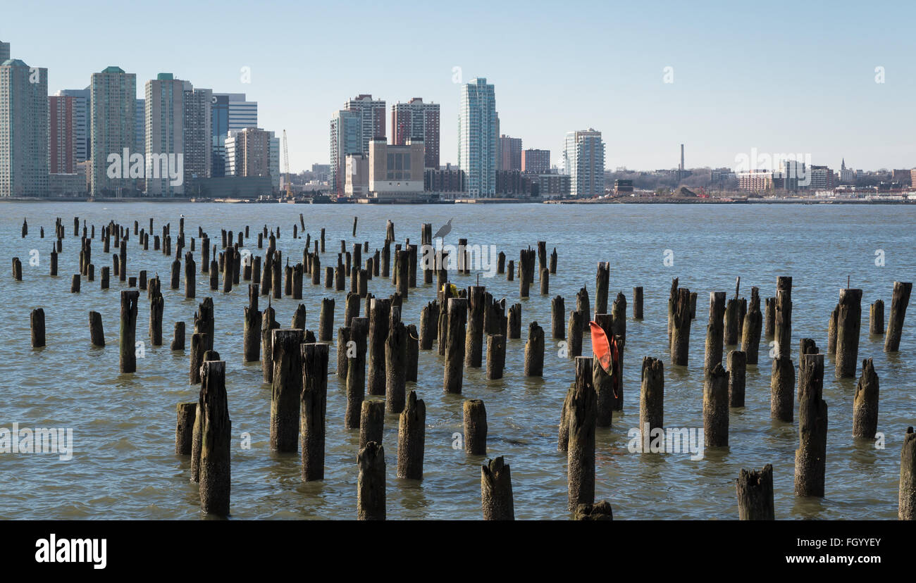 Blick auf Jersey City (Newport / Hoboken) Skyline mit hölzernen Stapel Bereich im Vordergrund. Stockfoto