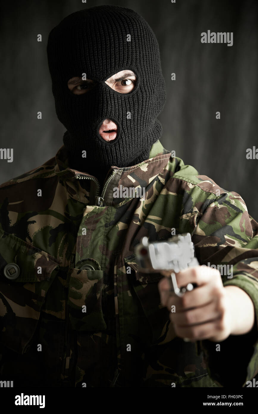 Porträt der Terrorist mit Pistole Adressierung Kamera Stockfoto