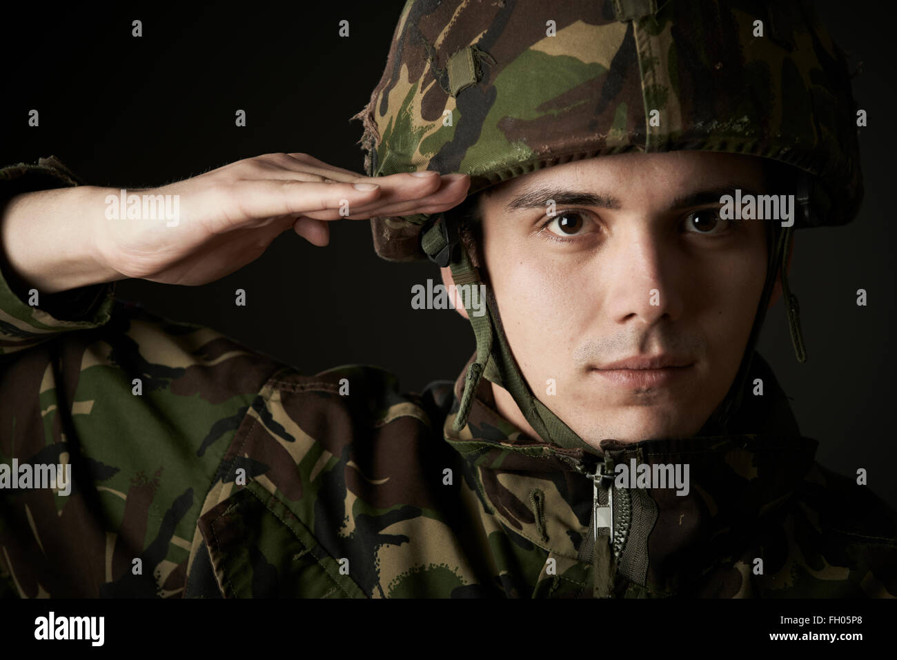 Porträt eines Soldaten In Uniform salutieren Stockfoto