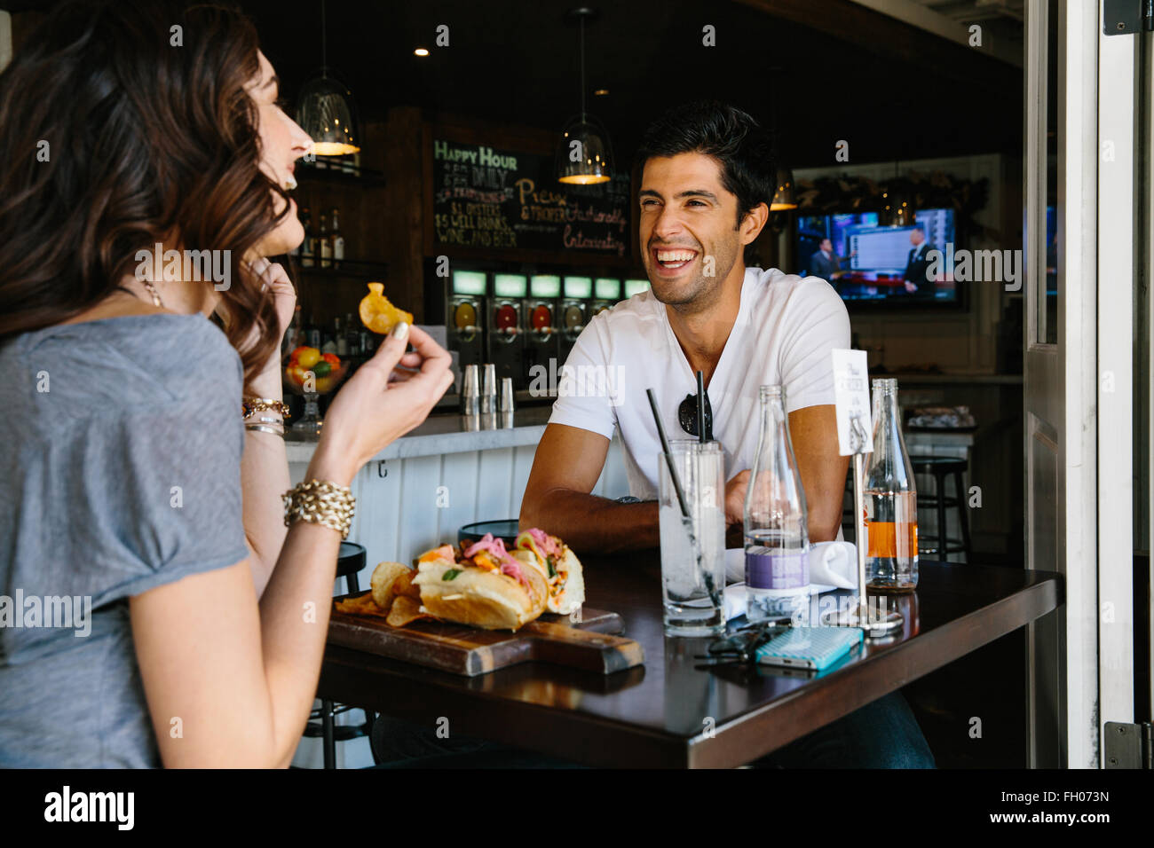 Ein junges Paar genießt Mittagessen im Preaux und billig in der Innenstadt von Los Angeles, Kalifornien. Stockfoto