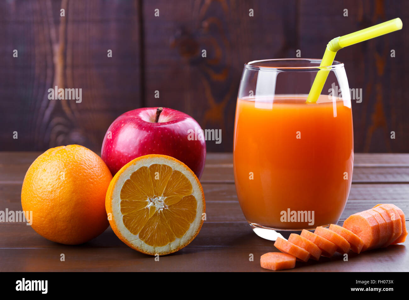Gesunder Saft aus Apfel, Orange und Karotte Stockfoto