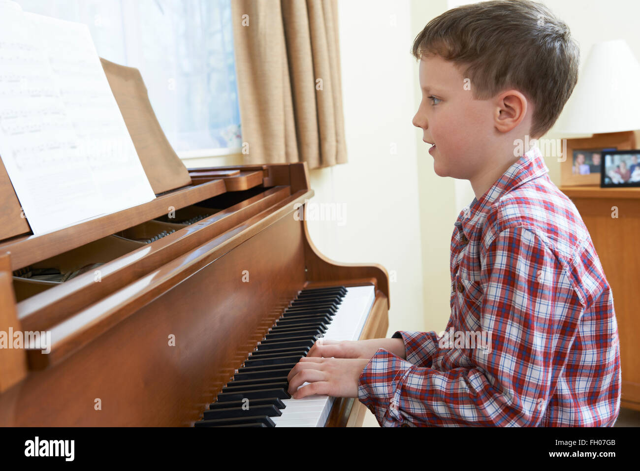 Kleiner Junge spielt Klavier zu Hause Stockfoto