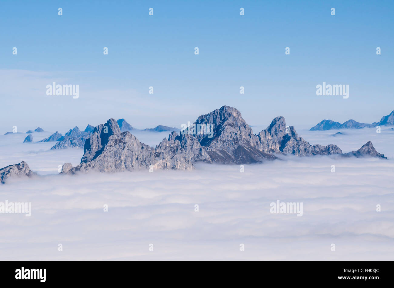 Blick Richtung Tal "Tannheimer Tal", bedeckt mit Nebeldecke, Berge, Gimpel, Rote Flüh, Köllenspitze (oder: Kellenspitze), Stockfoto