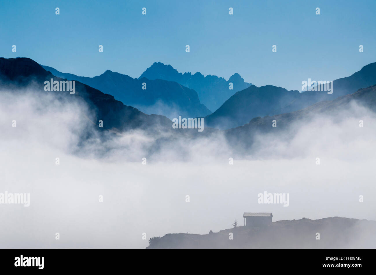 Blick Richtung Lechtaler Alpen, gesehen vom Weg vom See Vilsalpsee zum Gipfel des Gaishorns, Herbst, Nebel über Tal, Tannheimer Tal Stockfoto