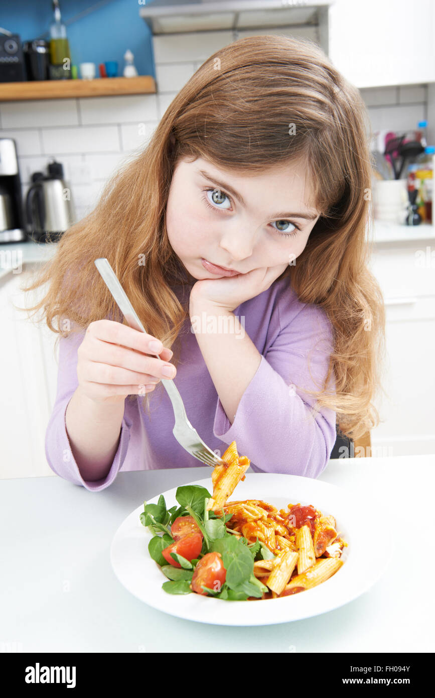 Porträt von Mädchen nicht gesunde Mahlzeit zu Hause genießen Stockfoto