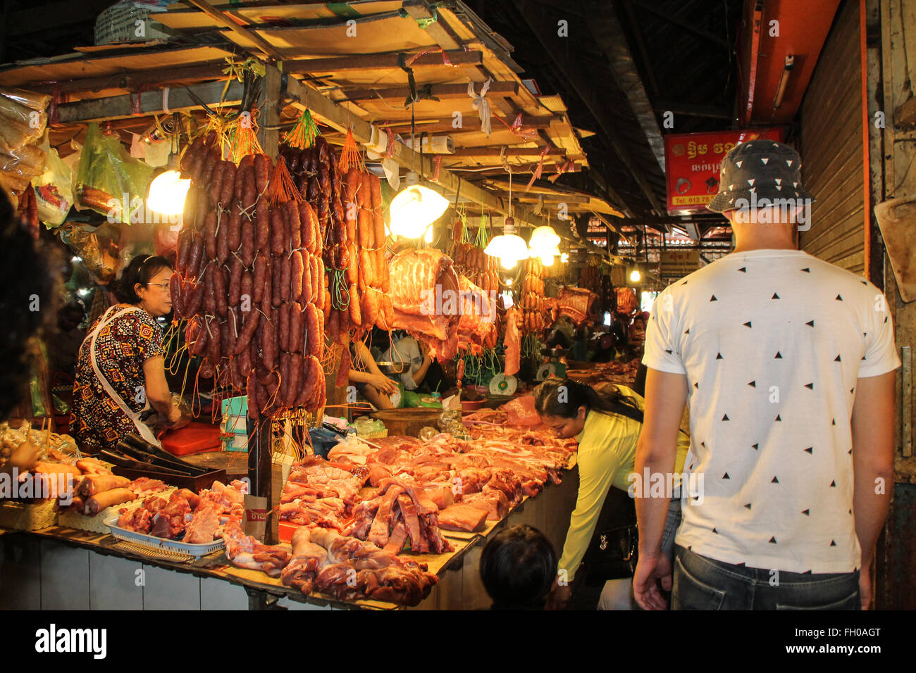 Siem Reap, Kambodscha - 6. Februar 2016: Touristen zu Fuß durch die Frischfleisch-Markt im Herzen von Kambodscha, die zeigt des Fleisches für den Verkauf und das Konzept der lokalen Märkte im Herzen von Süd-Ost-Asien. Stockfoto