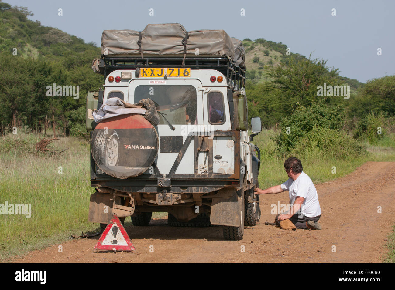 Der alte Land Rover Defender mit langem Radstand im Serengeti-Nationalpark Tansania. Aufgeschlüsselt Stockfoto
