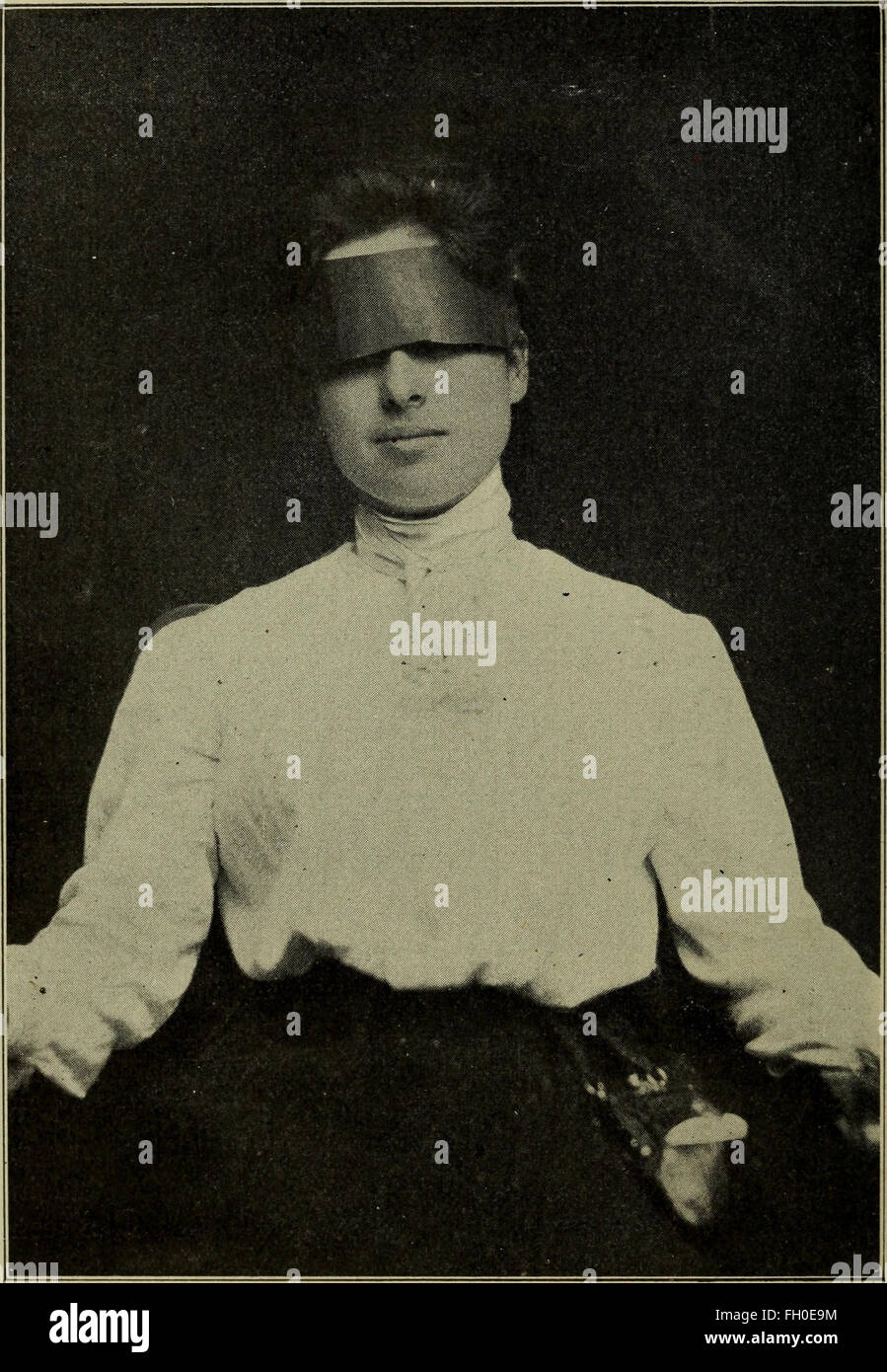 Eine Vintage-Illustration aus einem 1904 erschienenen Buch über Hautpflege, in dem praktische Methoden zur Behandlung und Pflege der Haut beschrieben werden. Das Buch bietet medizinische Beratung über Dermatologie und persönliche Gesundheit. Stockfoto