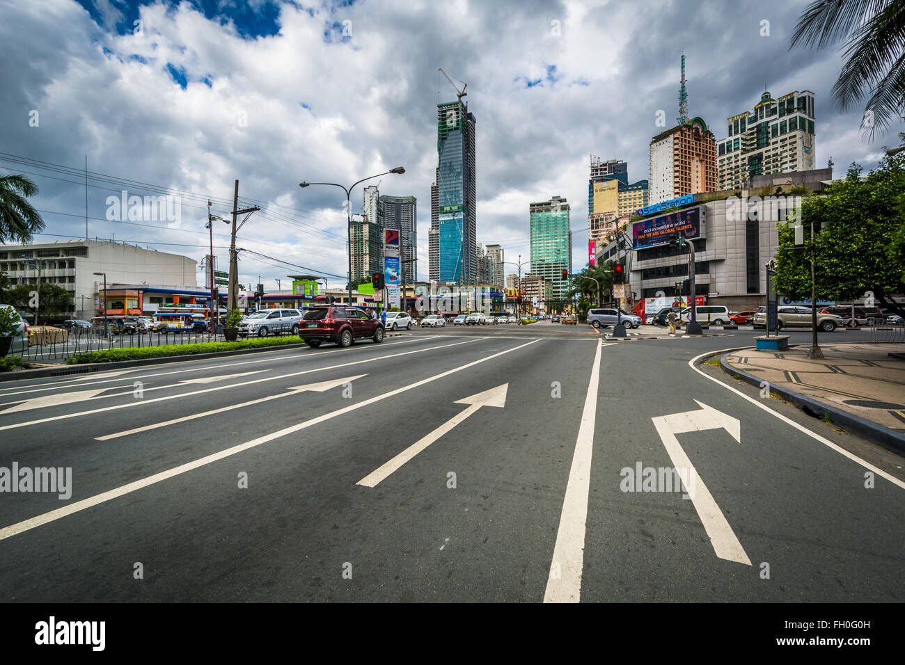 Pfeile und Wolkenkratzer entlang Makati Avenue, Makati, Metro Manila, Philippinen. Stockfoto