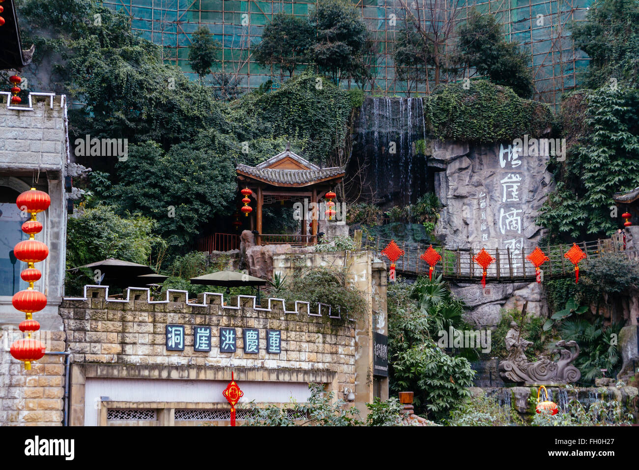 Chongqing, China - der Blick auf Hongyadong-Tour vor Ort, ein Vintage Business-Block. Stockfoto