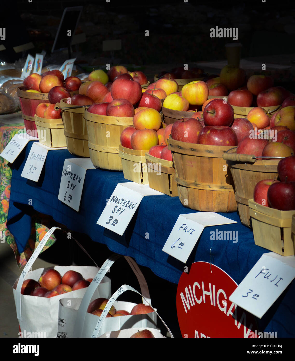 DETROIT, MI - 6 Februar: Äpfel für Verkauf im osteuropäischen Markt, der größte Bezirk der historischen Markthalle in den Vereinigten Staaten, Stockfoto