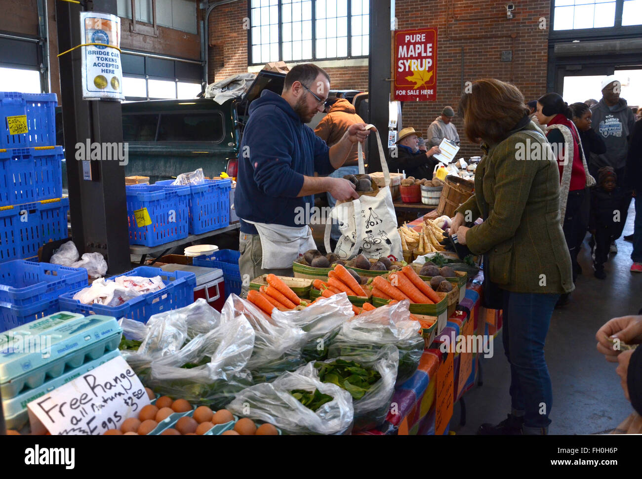 DETROIT, MI - 6 Februar: Ein Anbieter Taschen produzieren für einen Kunden im osteuropäischen Markt, der größten historischen öffentliche Markt Bezirk i Stockfoto