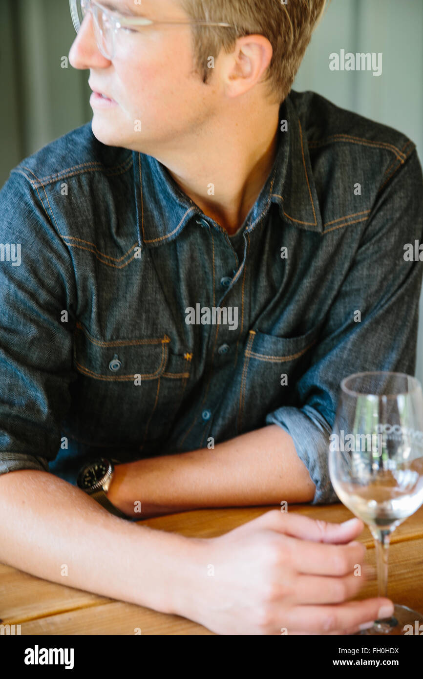 Ein junger Mann genießt ein Glas Wein in Santa Ynez, Kalifornien. Stockfoto