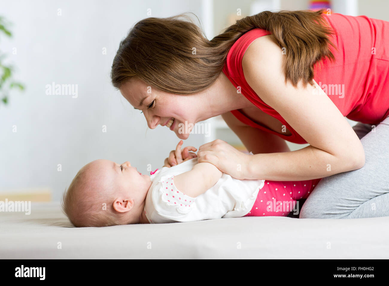 Süße Mutter mit ihrem Baby Spaß Zeitvertreib Stockfoto