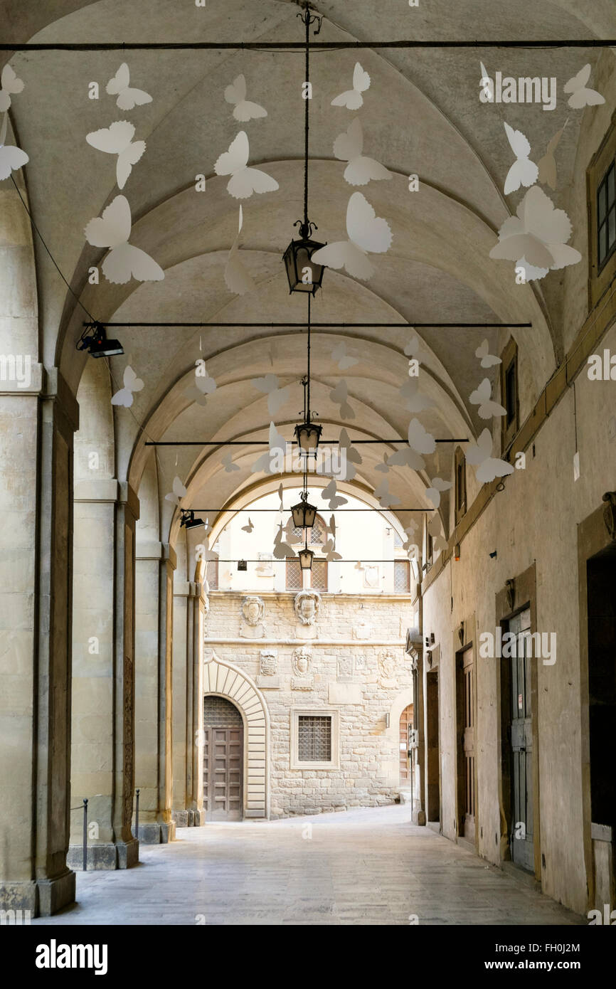 Dekorationen in einer Arkade an der Piazza Grande, Arezzo, Toskana, Italien. Stockfoto