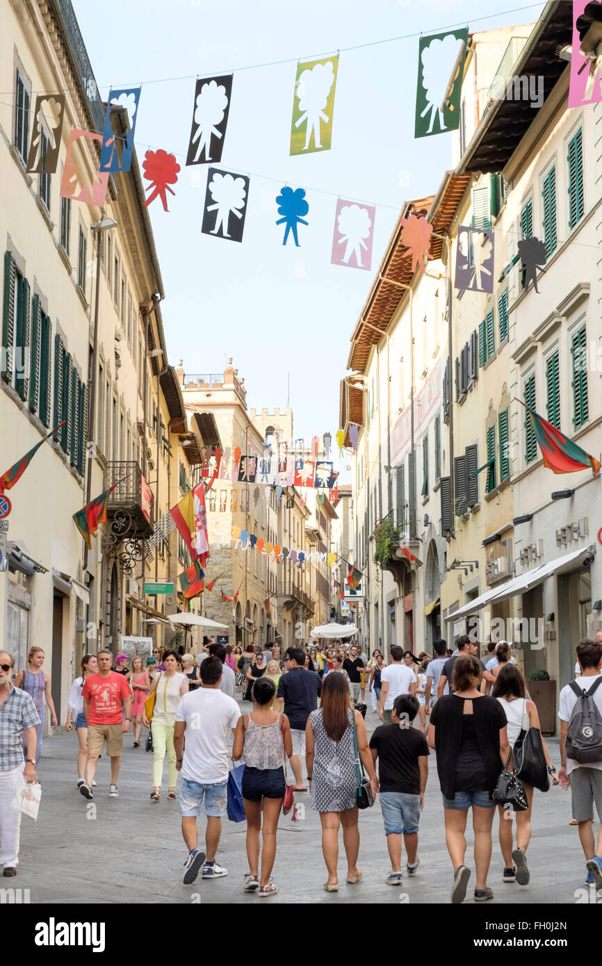 Menschen zu Fuß auf Corso Italia in Arezzo, Toskana, Italien. Stockfoto