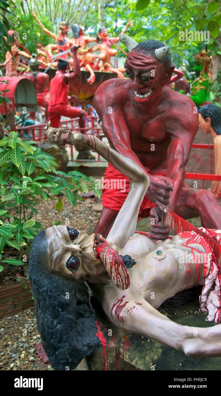 Skulptur Frau wird in zwei Hälften in buddhistischen Garten der Hölle, Wat Mae Kaet Noi, in der Nähe von Chiang Mai, Thailand gesägt. Stockfoto