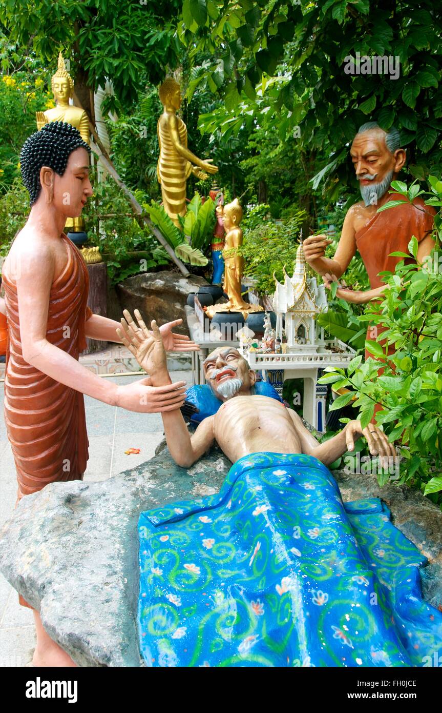 Skulptur des Mannes am Sterbebett in buddhistischen Garten der Hölle, Wat Mae Kaet Noi, in der Nähe von Chiang Mai, Thailand. Stockfoto