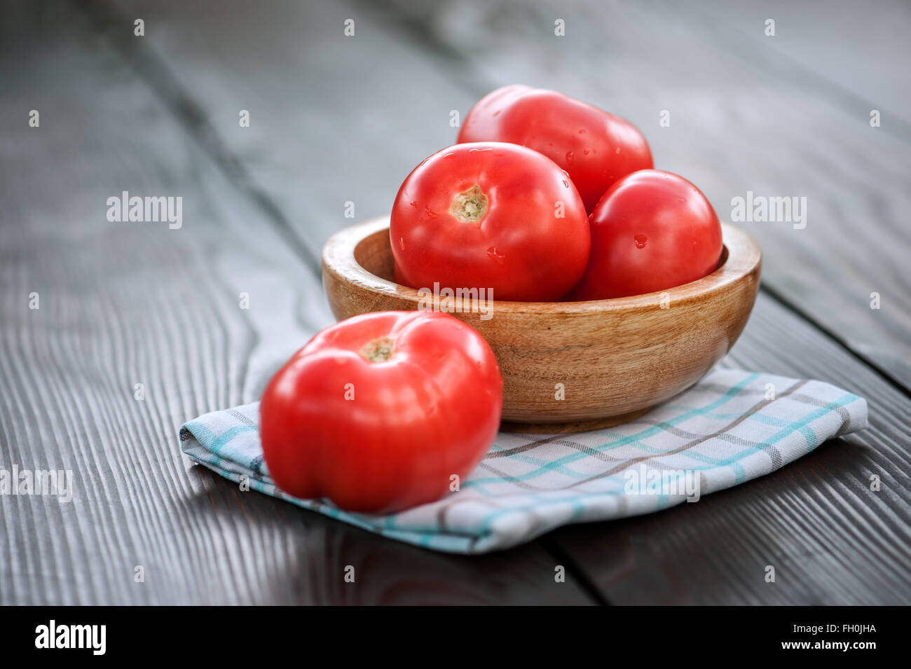 frische Tomaten in Holztisch Stockfoto