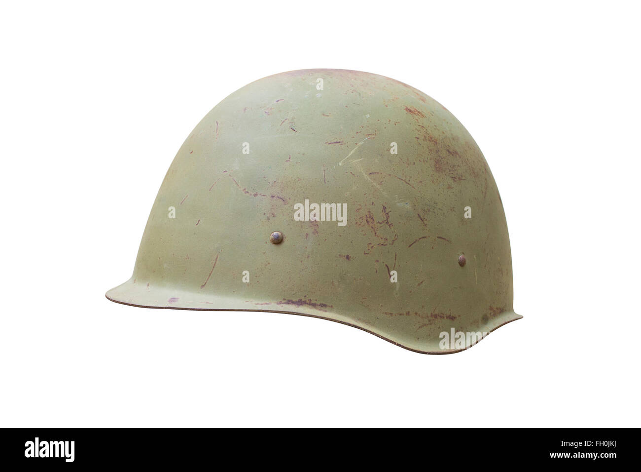 Alter Militärhelm vom zweiten Weltkrieg mit Kratzern und Rost. Isoliert auf weißem, Clipping-Pfad enthalten. Stockfoto