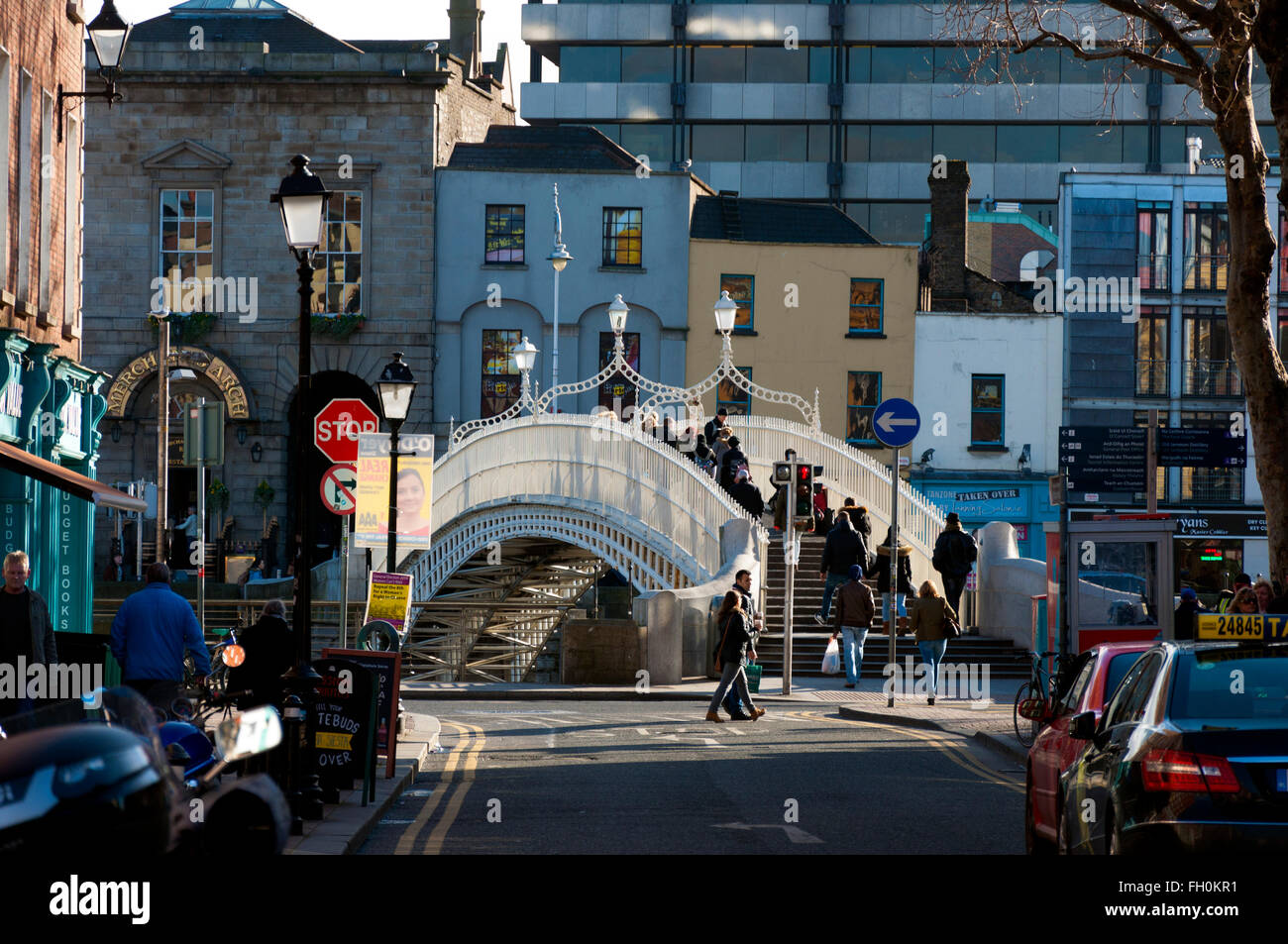 Die Ha Penny Hapenny Fußgängerbrücke in Dublin Irland Stockfoto