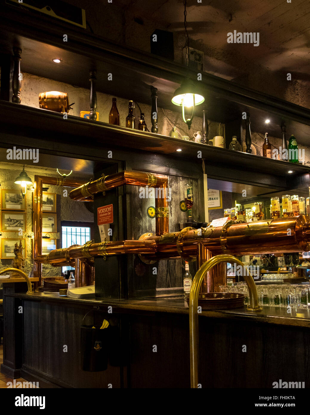 Georgbraeu Interieur-Ansicht. Traditionelle deutsche Bar mit alten ...