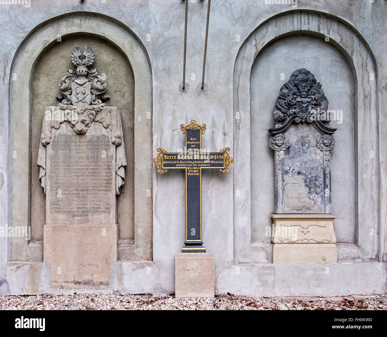 Berlin älteste protestantische Kirche, St. Peter's & St. Mary äußere Detail Bau. Alte Denkmäler und Kreuz Stockfoto